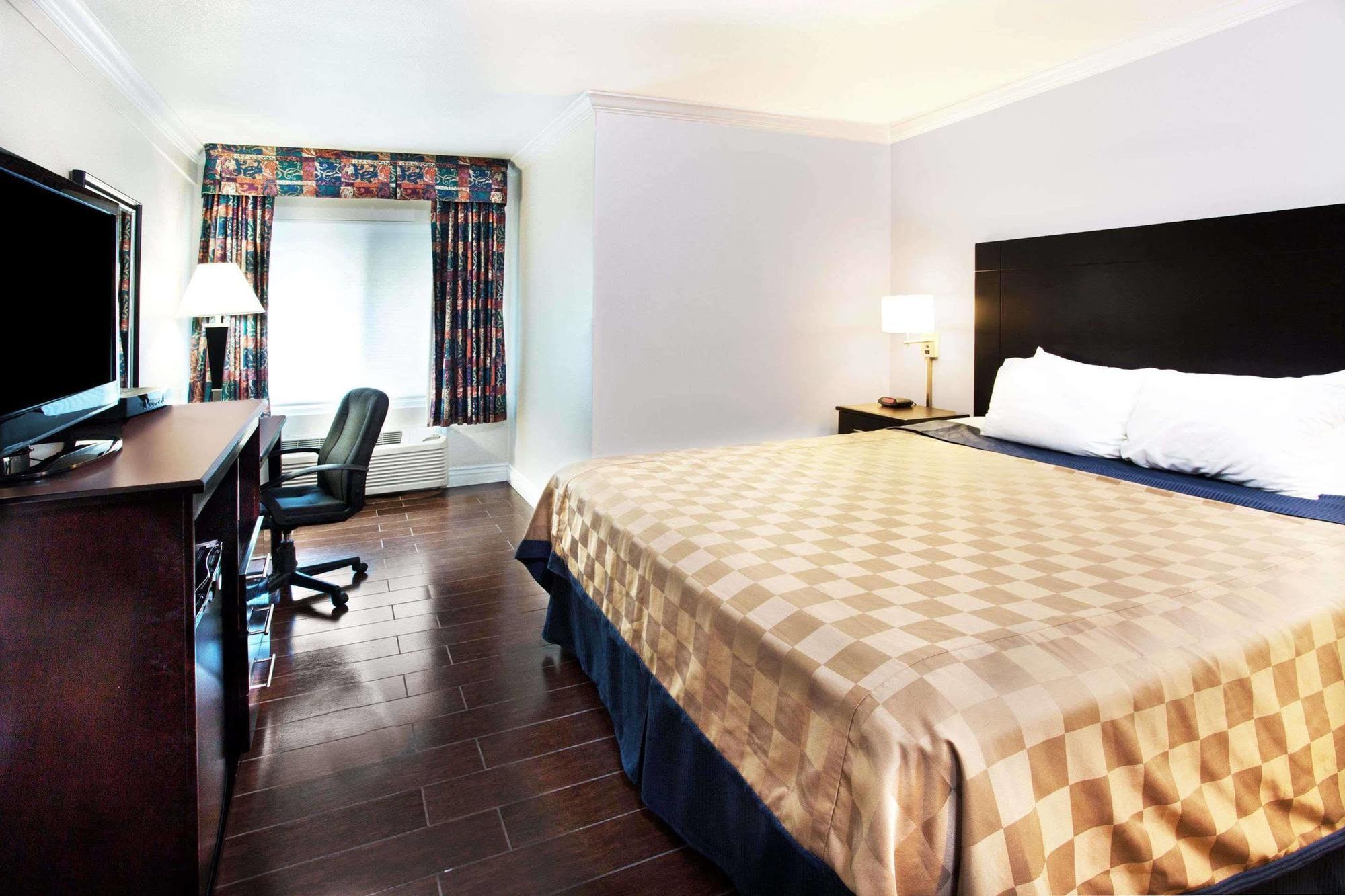 Travelodge By Wyndham Ocean Front Сансет-Біч Екстер'єр фото